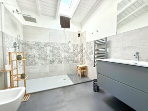Dusche, Haartrockner, Bidet, Handtücher