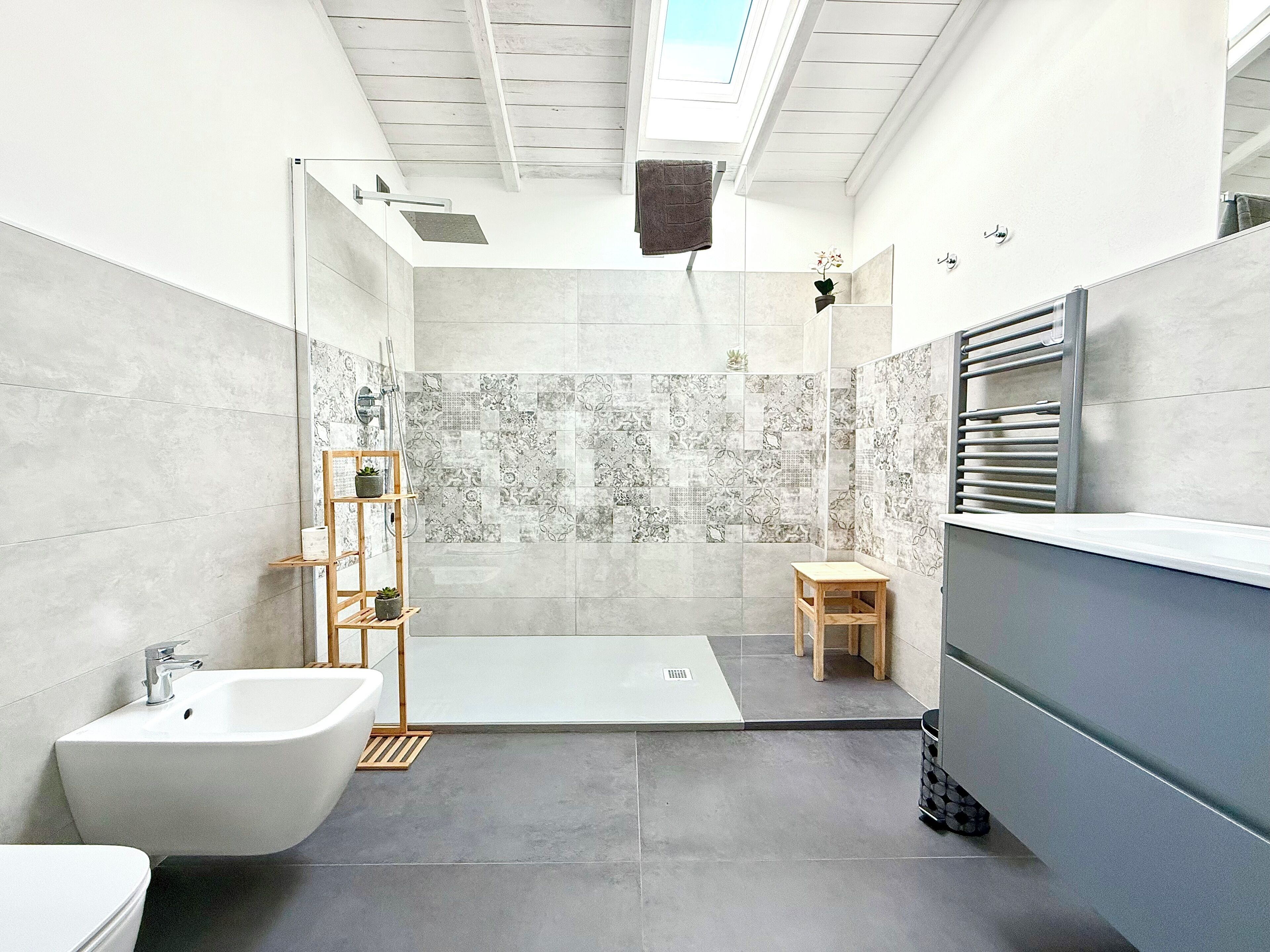 Doccia, asciugacapelli, bidet, asciugamani