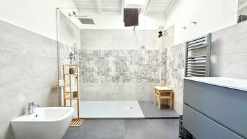 Doccia, asciugacapelli, bidet, asciugamani