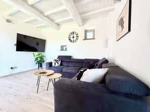 Living area - Swimming pool,Sauna,Jacuzzi,Barbecue,A/C,Billiards,WiFi,5minutes from the sea and downtown (Sarzana)