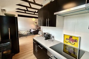 Micro-ondes, four, lave-vaisselle, cafetière/bouilloire