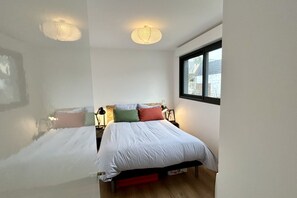 3 bedrooms, travel cot, WiFi, bed sheets