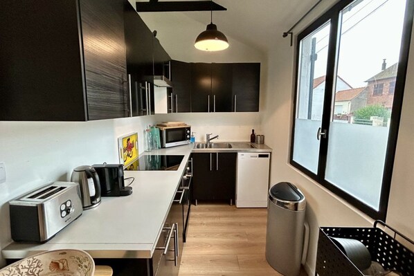 Microwave, oven, dishwasher, coffee/tea maker
