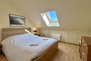 1 sovrum, strykjärn/strykbräda och sängkläder