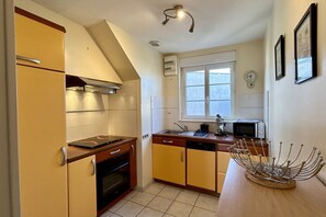 Mikrovågsugn, ugn, diskmaskin och kaffe- och tebryggare