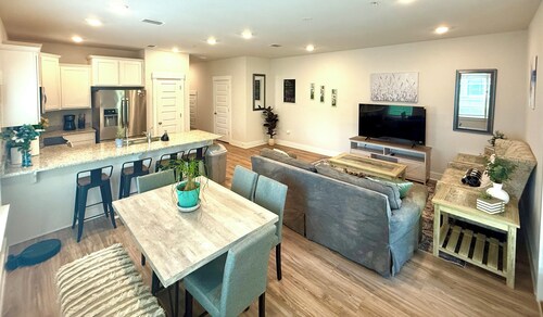 Charming 3-bedroom townhome with WiFi and AC near I-10