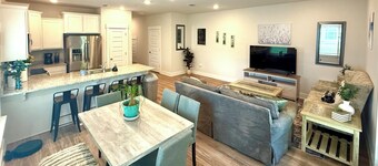 Charming 3-bedroom townhome with WiFi and AC near I-10