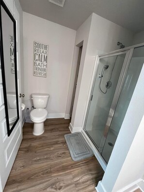 Douche, serviettes fournies, savon, shampoing