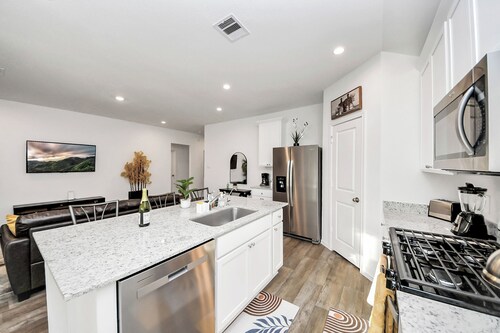  Rammies 3-bedroom Cozy house with community Pool Access in Fulshear