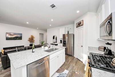  Rammies 3-bedroom Cozy house with community Pool Access in Fulshear