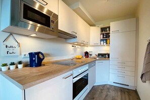 Fridge, microwave, stovetop, dishwasher