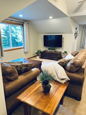 Smart-TV, Tischfußball, Bücher