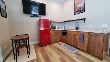 Cafetière/bouilloire, grille-pain, serviettes en papier, tables à manger