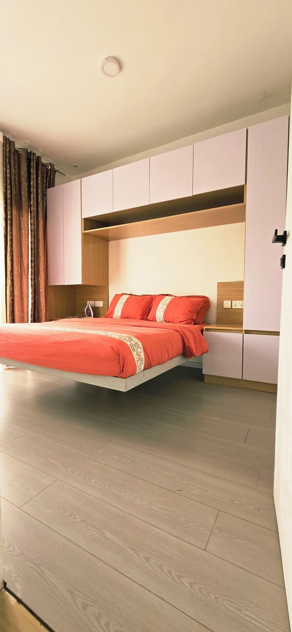 Iron/ironing board, WiFi, bed sheets