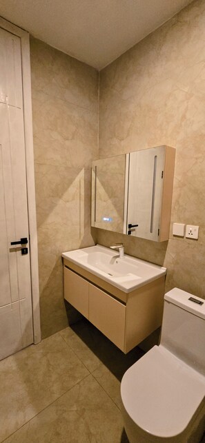 Dusche, Handtücher, Seife, Toilettenpapier