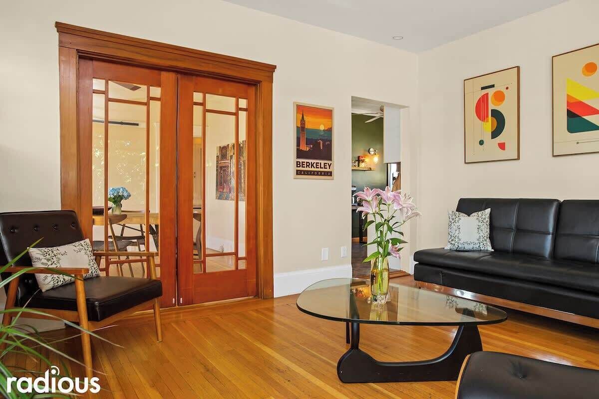 Fernseher, Kamin, Bücher, Arbeitsbereiche