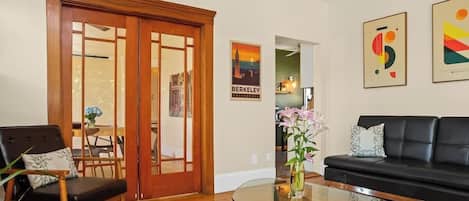 Una televisión, una chimenea, libros, una oficina