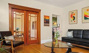 Fernseher, Kamin, Bücher, Arbeitsbereiche