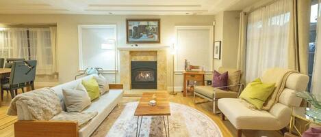 Televisión, chimenea, videojuegos, oficina