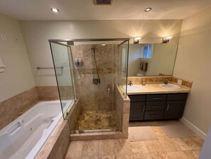 Shower, hair dryer, shampoo - Luxury Glenview Retreat with Stunning Amenities (Oakland)
