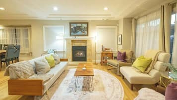 Fernseher, Kamin, Videospiele, Arbeitsbereiche