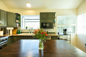 Fridge, microwave, oven, stovetop - Luxury 5-BR Home in Mill Valley near Golden Gate (Mill Valley)