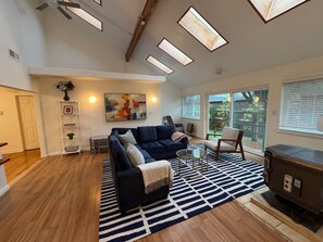 TV, fireplace, books, offices - Luxury 5-BR Home in Mill Valley near Golden Gate (Mill Valley)