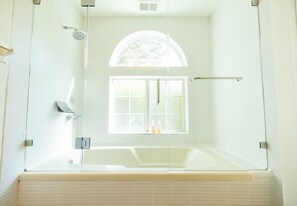 Unclassified image, 4 of 163, button