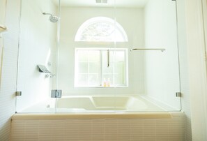 Unclassified image, 4 of 163, button