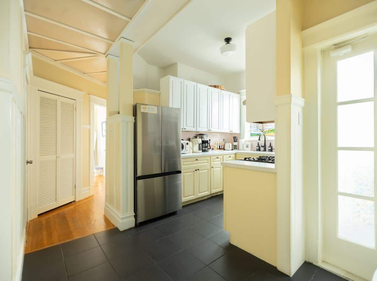 Een koelkast, een magnetron, een oven, een kookplaat