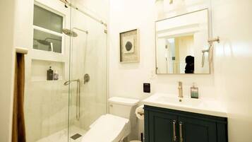 Een douche, een haardroger, shampoo