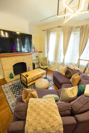 TV, fireplace, offices - Enjoy a Golden Gate view in your 3BD Nob Hill home (San Francisco)