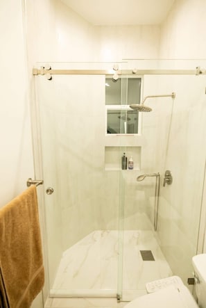 Shower, hair dryer, shampoo - Enjoy a Golden Gate view in your 3BD Nob Hill home (San Francisco)