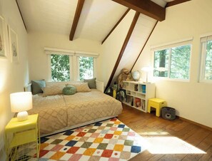 3 slaapkamers, een strijkplank/strijkijzer, reisbedje, wifi