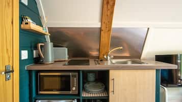Coffee/tea maker, fridge, microwave, stovetop