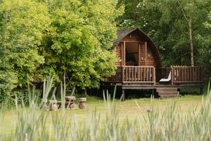 Property grounds - Cosy Woodland Cabin with Hot Tub (Newtown Linford)