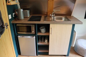 Réfrigérateur, micro-ondes, plaque de cuisson, cafetière/bouilloire