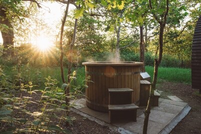 Cosy Woodland Cabin with Hot Tub & Pergola