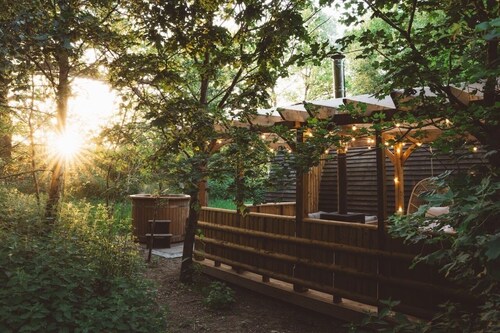 Cosy Woodland Cabin with Hot Tub & Pergola