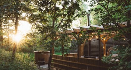 Cosy Woodland Cabin with Hot Tub & Pergola