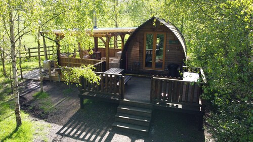 Cosy Woodland Cabin with Hot Tub & Pergola
