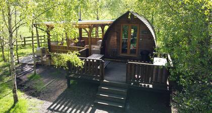 Cosy Woodland Cabin with Hot Tub & Pergola