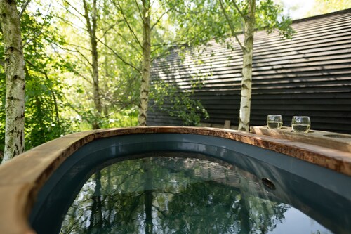 Cosy Woodland Cabin with Hot Tub & Pergola