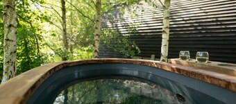 Cosy Woodland Cabin with Hot Tub & Pergola