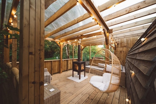 Cosy Woodland Cabin with Hot Tub & Pergola