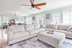 Smart TV, video games, table football - ¡Pura Vida! : 7 Bed/8 Bath with a Heated Pool, Elevator, Pool table,Sleeps 27 (Murrells Inlet)