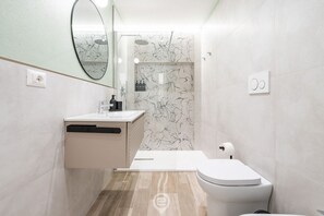 Dutxa, assecador de cabells, bidet i tovalloles 