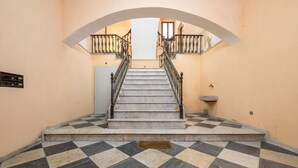 A staircase with a checkered floor leading to a landing. - Alice House - Cagliari (Cagliari)