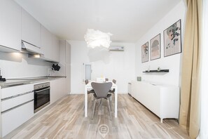 Réfrigérateur, four à micro-ondes, un four, surface de cuisson