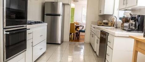 Een microgolfoven, een oven, een kookplaat, een vaatwasser